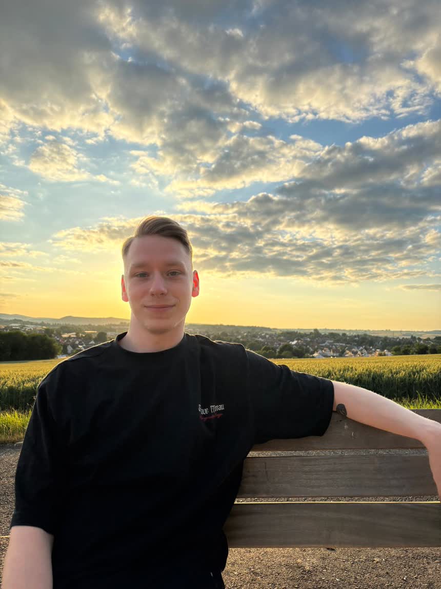 Porträt von Dominik Reuting im Freien bei Sonnenuntergang
